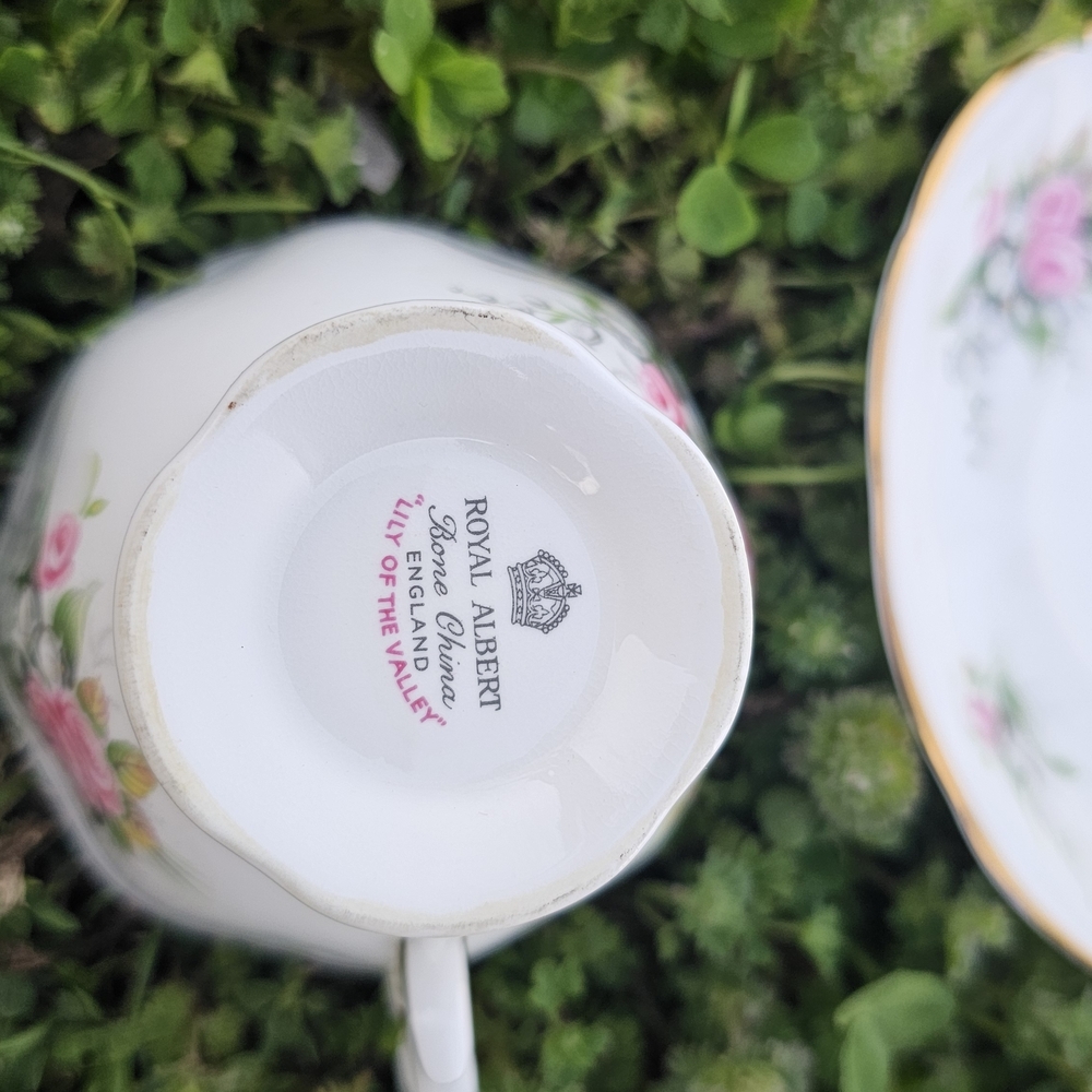 Royal Albert Old Country Roses Teacup - White with Pink Roses and Gold Trim - Picture 3 of 4